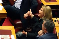 “Δεν θα μου πεις ρε τσόκαρο ποιος ήταν ο πατέρας μου” - Άγριος καυγάς Βούλτεψη - Μακρή στη Βουλή