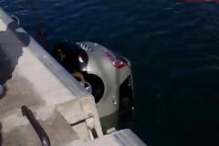 Όχημα έπεσε μέσα στη θάλασσα στο Φλοίσβο