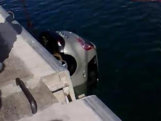 Φωτογραφία για Όχημα έπεσε μέσα στη θάλασσα στο Φλοίσβο
