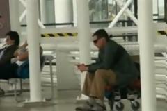 Ζει μέσα στο αεροδρόμιο