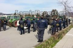 Λαμία: Νυχτερινή σκοπιά δίπλα στα τρακτέρ από τους αστυνομικούς