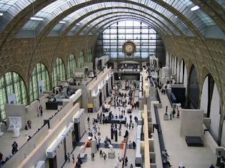 Φωτογραφία για Το Musee d'Orsay στο Παρίσι απομάκρυνε μια φτωχή οικογένεια επειδή μύριζε άσχημα και ενοχλούσε τους άλλους επισκέπτες