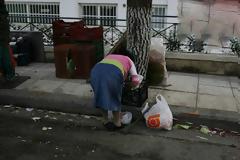 Πάτρα: Συμπολίτες που στο παρελθόν ψώνιζαν με άνεση, τώρα μαζεύουν φρούτα και λαχανικά από το δρόμο