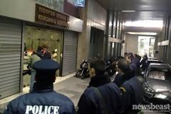 Κατέλαβαν το γραφείο του Βρούτση