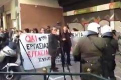 Ξύλο ανάμεσα σε ΜΑΤ και μέλη του ΠΑΜΕ έξω από το υπουργείο Εργασίας - ΔΕΙΤΕ LIVE ΕΙΚΟΝΑ