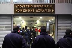 Ένταση έξω από το υπουργείο Εργασίας