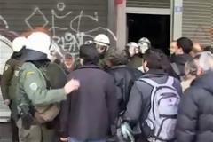 Ξύλο και δακρυγόνα στο υπ. Απασχόλησης