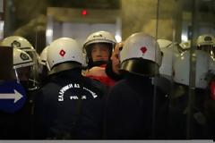 ΣΤΗ ΓΑΔΑ ΜΕΛΗ ΤΟΥ ΠΑΜΕ ΠΟΥ ΣΥΜΠΑΡΙΣΤΑΝΤΑΙ ΣΤΟΥΣ ΠΡΟΣΑΧΘΕΝΤΕΣ (VIDEO)