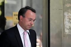 Αρχίζει να πληρώνει τον ιδιωτικό τομέα το Δημόσιο