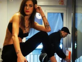 Φωτογραφία για Ελληνίδα τραγουδίστρια αποκαλύπτει ένας προς ένα όλα της τα τατουάζ - Δείτε φωτο