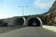 Πάτρα: Πετούσαν πέτρες και άλλα αντικείμενα στο τούνελ της Περιμετρικής