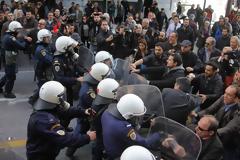 Στον Εισαγγελέα οι 35 συλληφθέντες - Συγκέντρωση του ΠΑΜΕ έξω από τα Δικαστήρια