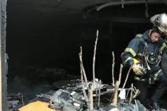 Ενας ψηλός και ένας κοντός έβαλαν φωτιά στη Marfin -Μετά δεν άφηναν την Πυροσβεστική να προσεγγίσει