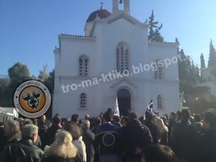 Φωτογραφία για Πλήθος κόσμου και στελέχη της Χρυσής Αυγής στην κηδεία Ντερτιλή