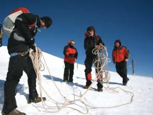 Φωτογραφία για Ξεκίνησαν επίγειες έρευνες για τον εντοπισμό του αγνοούμενου 30χρονου ορειβάτη