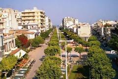 Η Πάτρα των άκρων που απογοητεύει - Από την πλήρη αδιαφορία των αρχών για τους πεζόδρομους στις κλήσεις σε παράνομους και...νόμιμους!