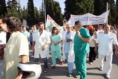 Σε εξέλιξη η πορεία των εργαζομένων στα νοσοκομεία