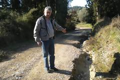 Ηλεία: Αδυνατούν να προσεγγίσουν τα χωράφια τους - Πηγαίνουν με τα πόδια ή με γαϊδούρια!
