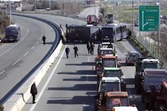 Λάρισα: Συνεχίζεται ο «κλεφτοπόλεμος» αγροτών και αστυνομίας