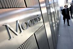 Moody's: Παραμένει ο κίνδυνος της χρεοκοπίας
