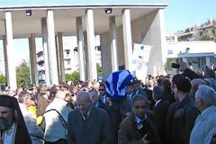 Πόλεμος ανακοινώσεων για την κηδεία του Ντερτιλή