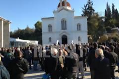 Σύσσωμη καταδίκη από τα κόμματα για την παρέλαση χουντικών στην κηδεία Ντερτιλή