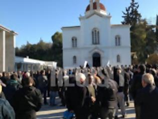 Φωτογραφία για Σύσσωμη καταδίκη από τα κόμματα για την παρέλαση χουντικών στην κηδεία Ντερτιλή