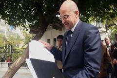 Δένδιας εναντίον ΣΥΡΙΖΑ για την κηδεία Ντερτιλή
