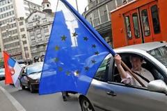 Οι Σέρβοι στρέφουν την πλάτη στην ΕΕ