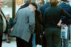 Πάτρα: Κατέρρευσε συνταξιούχος στην ουρά για την κουτσουρεμένη σύνταξη