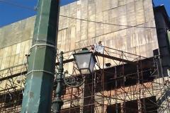 Άνδρας απειλεί να αυτοκτονήσει στον Πειραιά