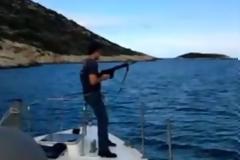 Λιμενικός πυροβολεί αγριοκάτσικα σε νησίδα!..Διατάχθηκε ΕΔΕ..Βίντεο