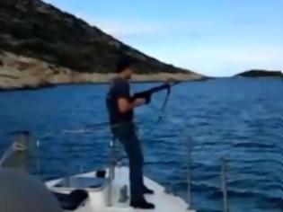 Φωτογραφία για Λιμενικός πυροβολεί αγριοκάτσικα σε νησίδα!..Διατάχθηκε ΕΔΕ..Βίντεο