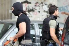 Διπλή ληστεία με άρωμα τρομοκρατίας στη Κοζάνη από 10 κουκουλοφόρους με καλάσνικοφ!