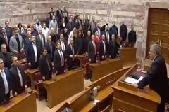 Χρυσή Αυγή -Για πρώτη φορά στα “κοινοβουλευτικά χρονικά”: ΠΡΟΣΚΛΗΤΗΡΙΟ ΝΕΚΡΩΝ μέσα στη βουλή - BINTEO