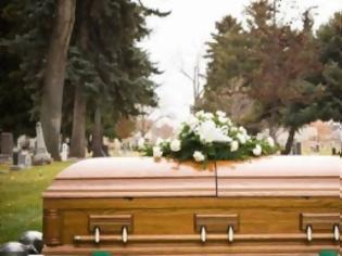 Φωτογραφία για «Νεκρή» σηκώθηκε από το φέρετρο στην κηδεία της!