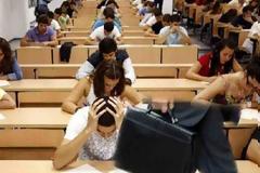 Καθηγητής έχασε γραπτά και ζητάει από τους φοιτητές να ξαναγράψουν το μάθημα!