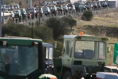 Αχαϊα: Στην περιμετρική μεταφέρουν τα τρακτέρ οι αγρότες - Σκηνικό έντασης αναμένεται και σήμερα