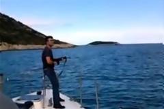 Λιμενικός πυροβολεί κατσίκες για την πλάκα του! - Δείτε το video που αναστάτωσε το Σώμα