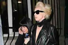 «Η Lady Gaga με ανάγκαζε να κοιμάμαι μαζί της»!