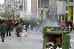 ΤΩΡΑ: Επεισόδια στο Χαριλάου λίγο πριν φτάσει η αποστολή του ΠΑΟΚ