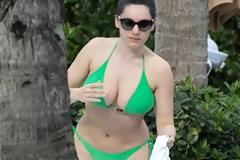 Η Kelly Brook δείχνει στον πρώην της τι χάνει