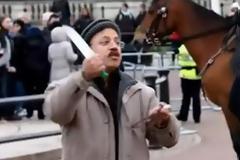 Συνελήφθη ένοπλος έξω από τα ανάκτορα του Μπάκιγχαμ! [video]