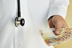 «Μπλόκο» νοσοκομειακών γιατρών στα νόμιμα φακελάκια! Τι θα γίνει στο ΕΣΥ