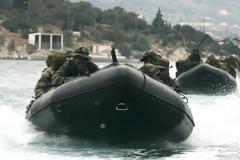 300 κομάντος... εναντίον του μνημονίου