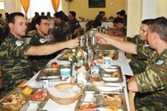 ΚτΚ: Το «μενού του φαντάρου» πλέον λύση για πολλούς επαγγελματίες των ΕΔ