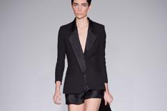 Fashion trend: ‘’Μικροσκοπικό’’ κουστούμι για ανδρόγυνο look