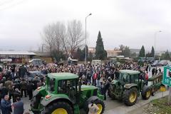 Συγκεντρωμένοι αγρότες στο λιμάνι της Σούδας πιέζουν για την αναχώρηση πλοίου