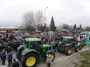 Φωτογραφία για Συγκεντρωμένοι αγρότες στο λιμάνι της Σούδας πιέζουν για την αναχώρηση πλοίου