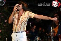 Δείτε τον Toni Sfino χωρίς περούκα και γυαλιά!